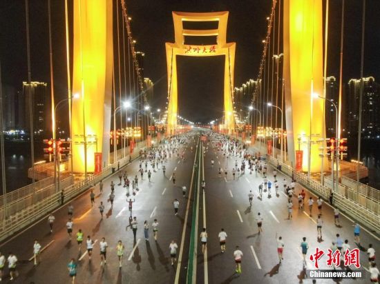 2025南昌萬人夜跑活動激情開跑